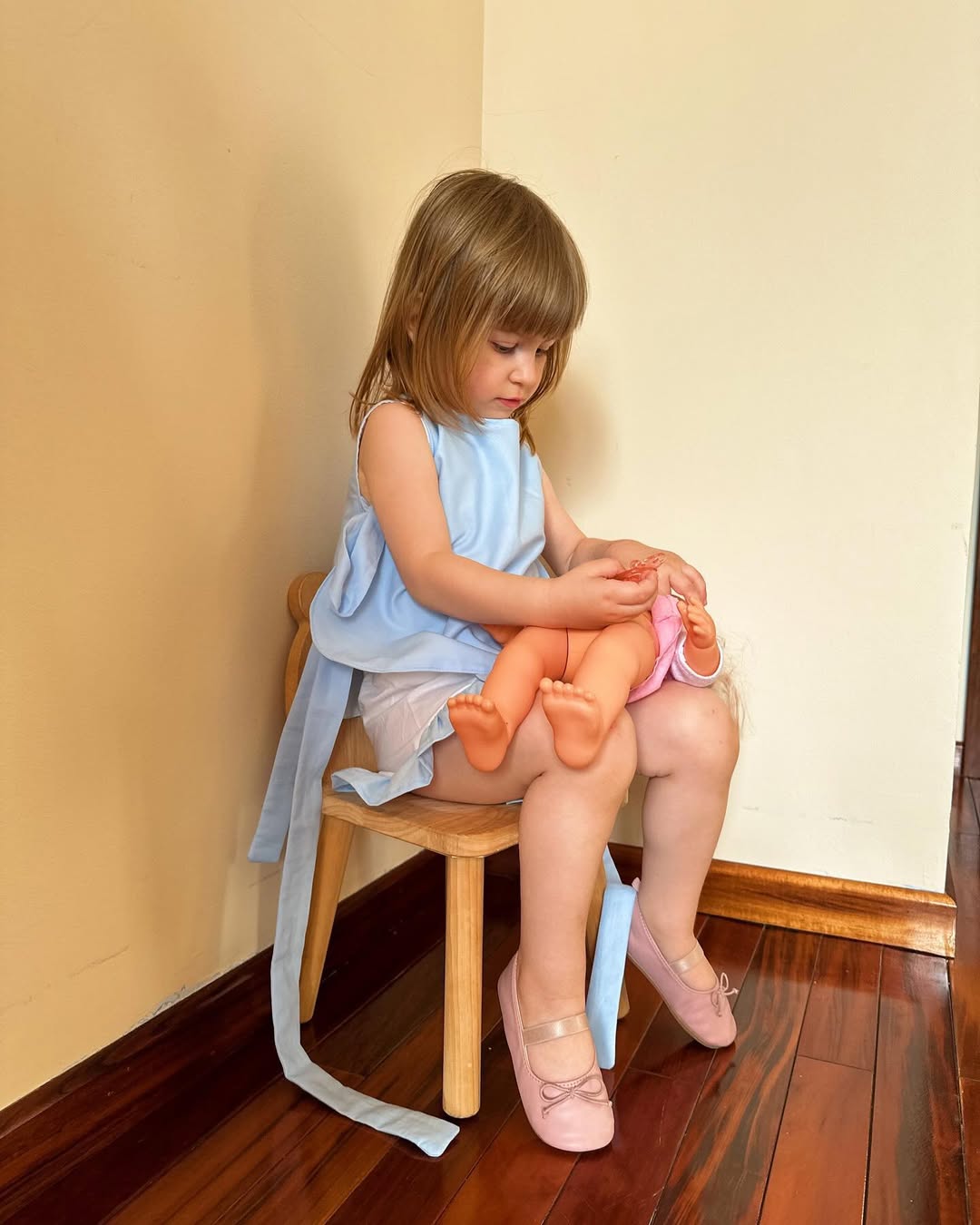 Set bleu cu volănașe pentru fetițe – handmade din 100% bumbac texturat – Handmade Lilisicopiii - imagine 3